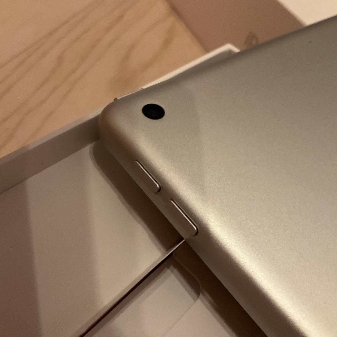 美品 iPad 第8世代 シルバー　Wi-Fiモデル