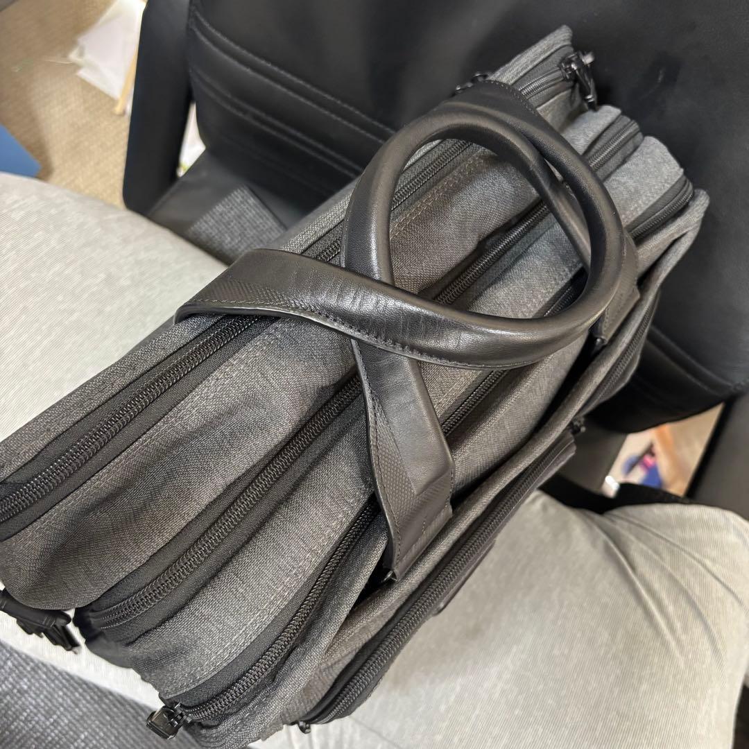 TUMI ALPHA2 ビジネスバッグ 拡張可能　グレー 26141AT2