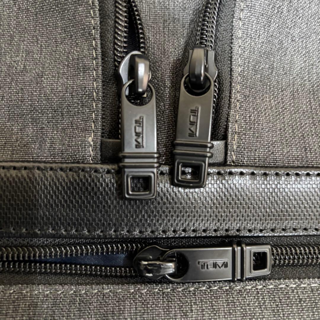 TUMI ALPHA2 ビジネスバッグ 拡張可能　グレー 26141AT2