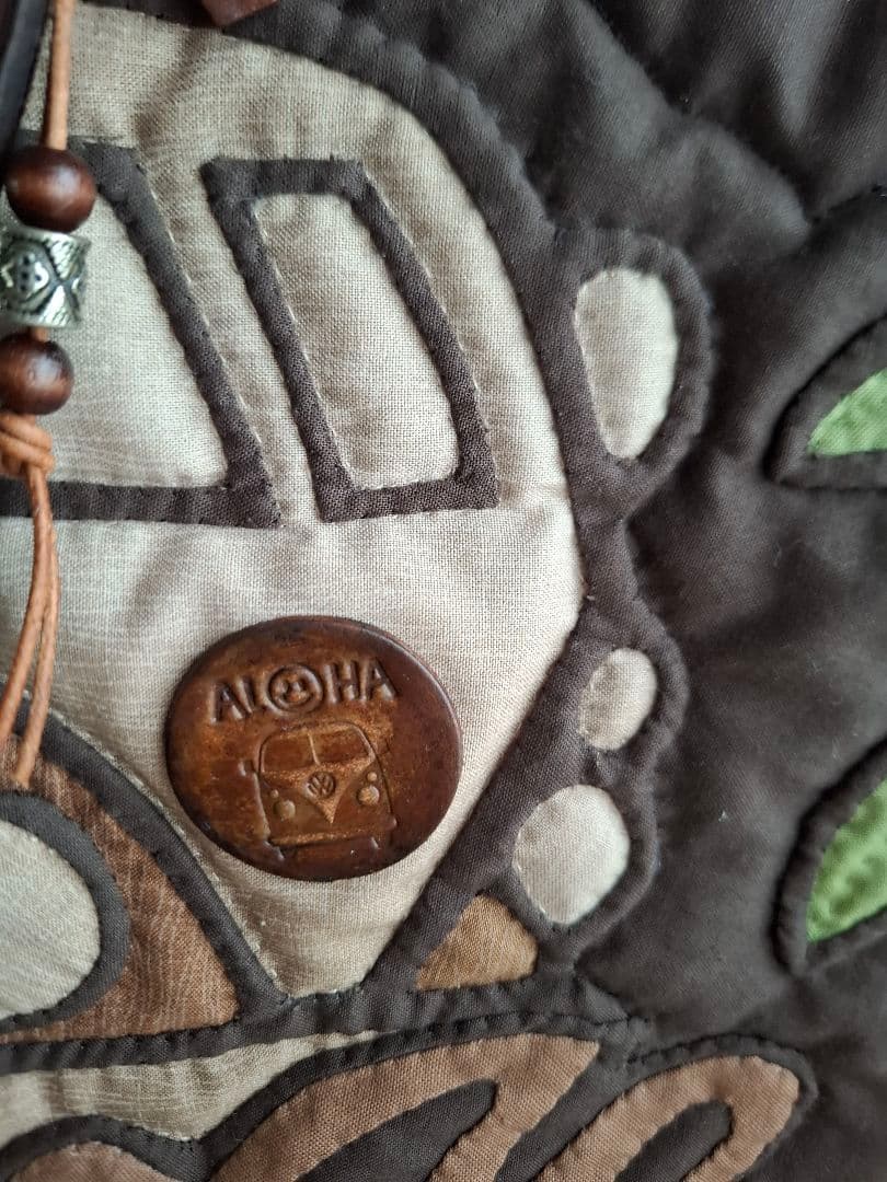 ハワイアンキルトバッグ　2WAY バス　横長　革タグチャーム付　ファスナーバッグ