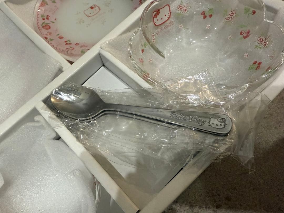 新品未使用　ハローキティー　デザート皿セット