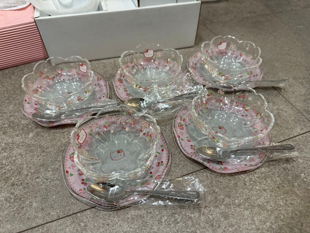 新品未使用　ハローキティー　デザート皿セット