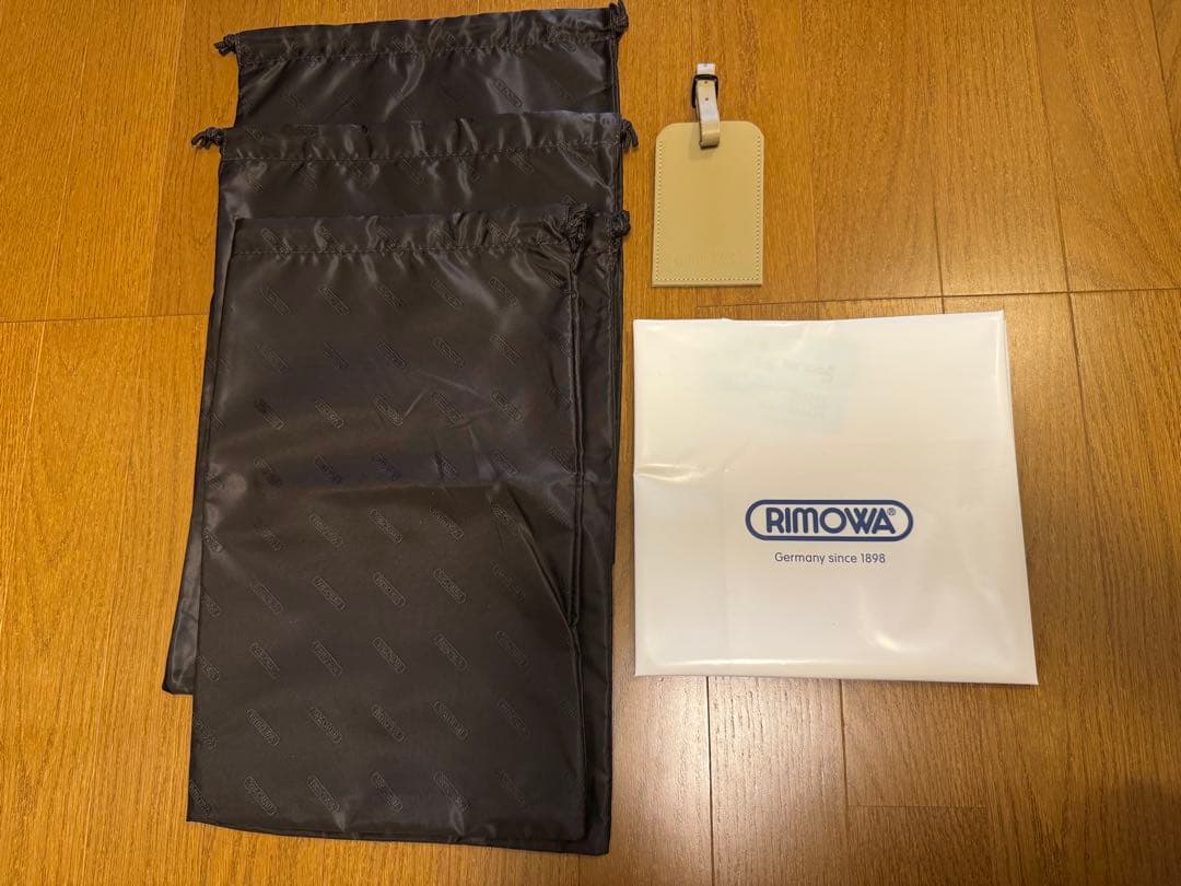 【美品】大人気リモワ32リットル　ゴールドキャリーケース