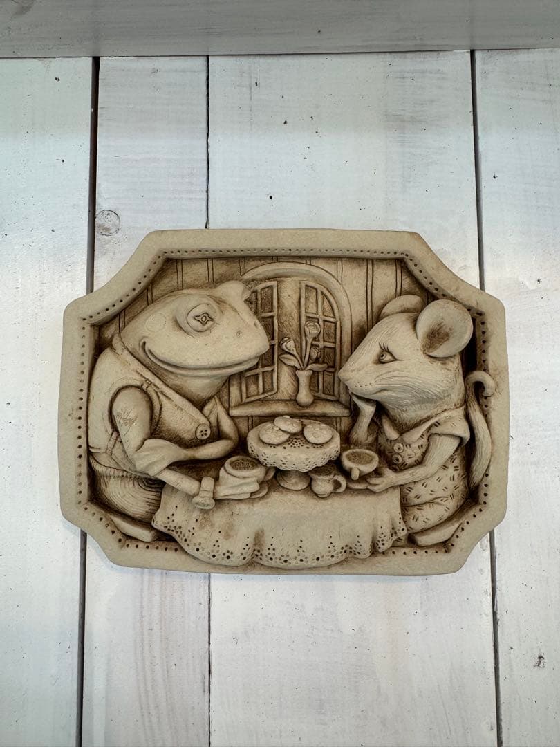 カエルとネズミのtea time ライムストーン　壁掛けオーナメント