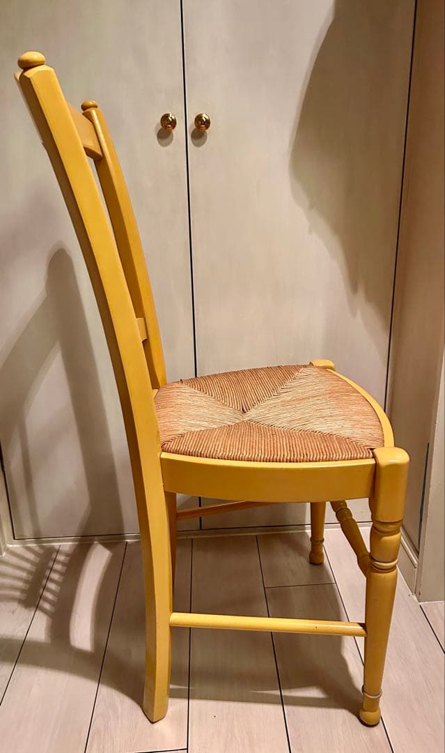 ビンテージ　インポート　黄色の木製ラッシュシートチェア　①