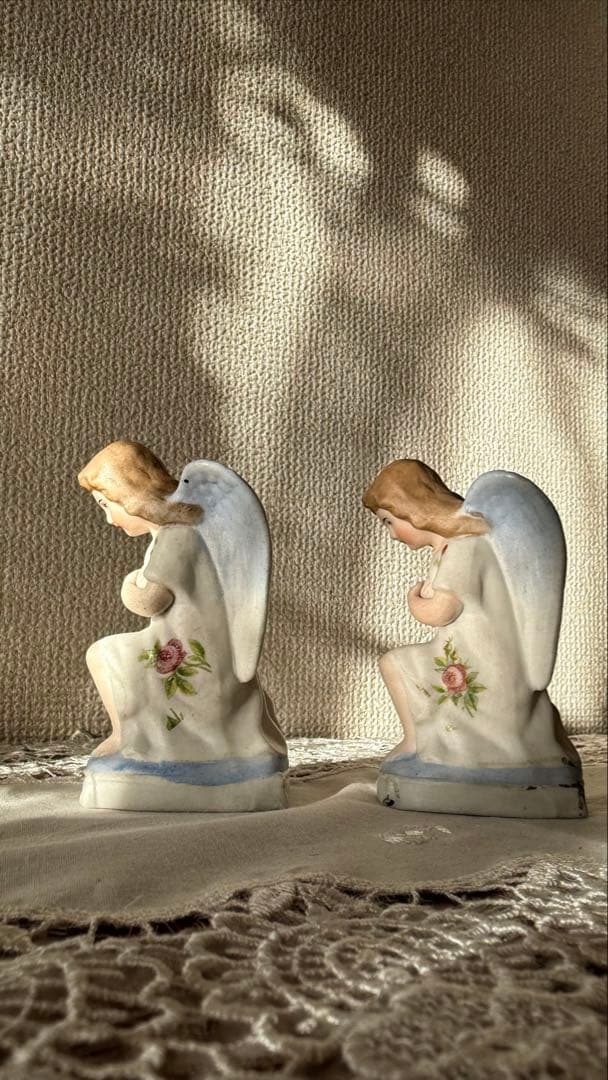 小さなフランス製磁器の双子のエンジェル像