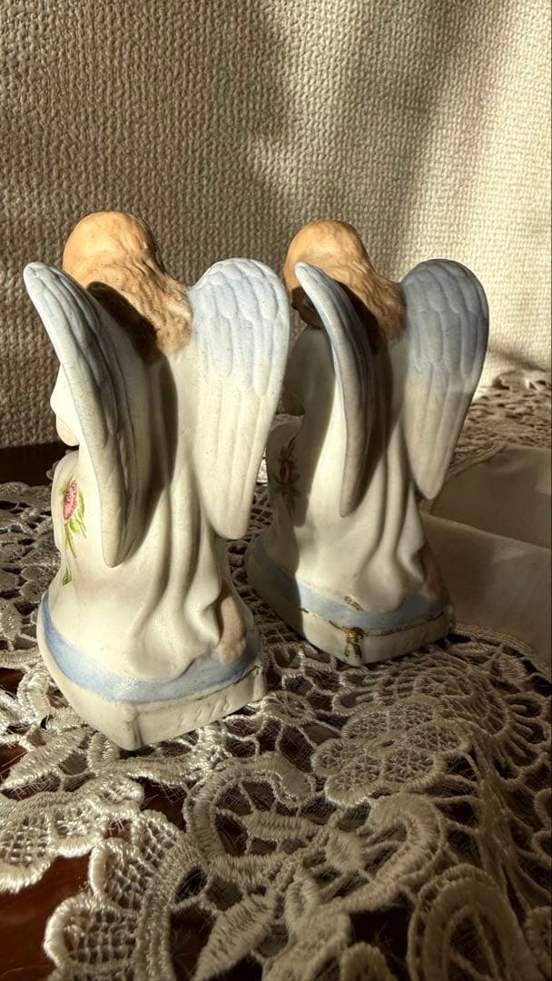 小さなフランス製磁器の双子のエンジェル像