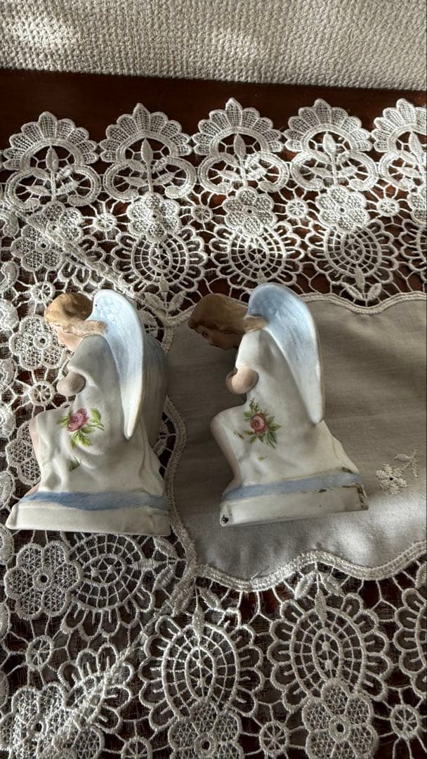 小さなフランス製磁器の双子のエンジェル像