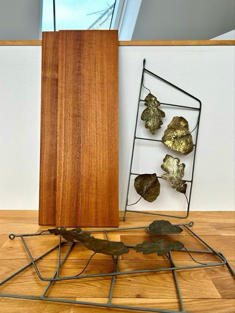 独60年代　ヴィンテージ・アイアンシェルフ　真鍮の葉っぱモチーフとチーク材の棚板