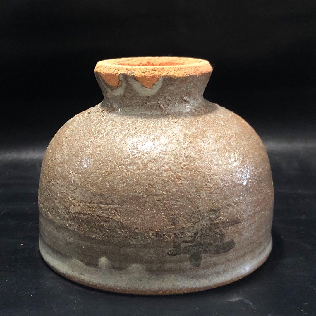 可憐な古美術◾️蔵から高台の高い謎の字が書かれた抹茶茶碗が出てきました。茶道具