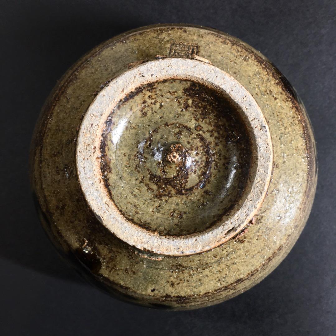 ○【丸田正美】茶碗　黒牟田焼　伊羅保唐草文　共箱　茶道具