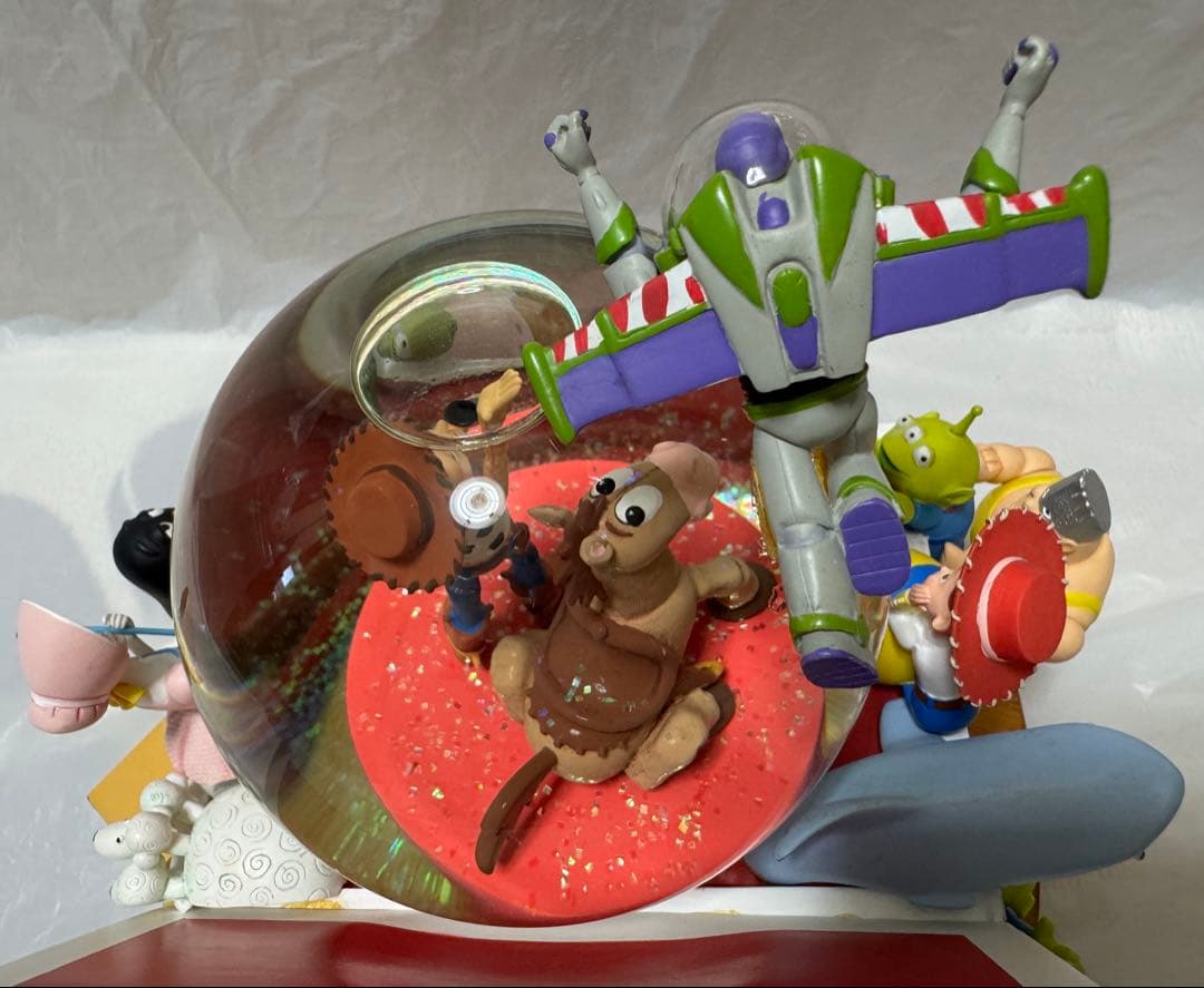 トイストーリー アンディのおもちゃ箱 ライトアップ オルゴール付 スノーグローブ