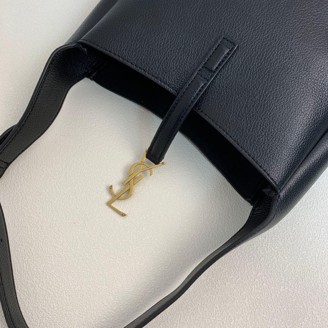 Yves Saint Laurent 黒 レザー ショルダーバッグ