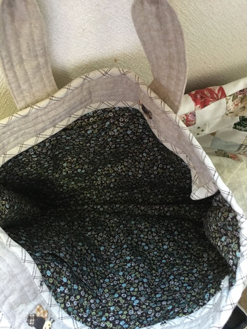 パッチワークキルトバック　大きめのトートバック　ワンコ &ミツバチ NO41