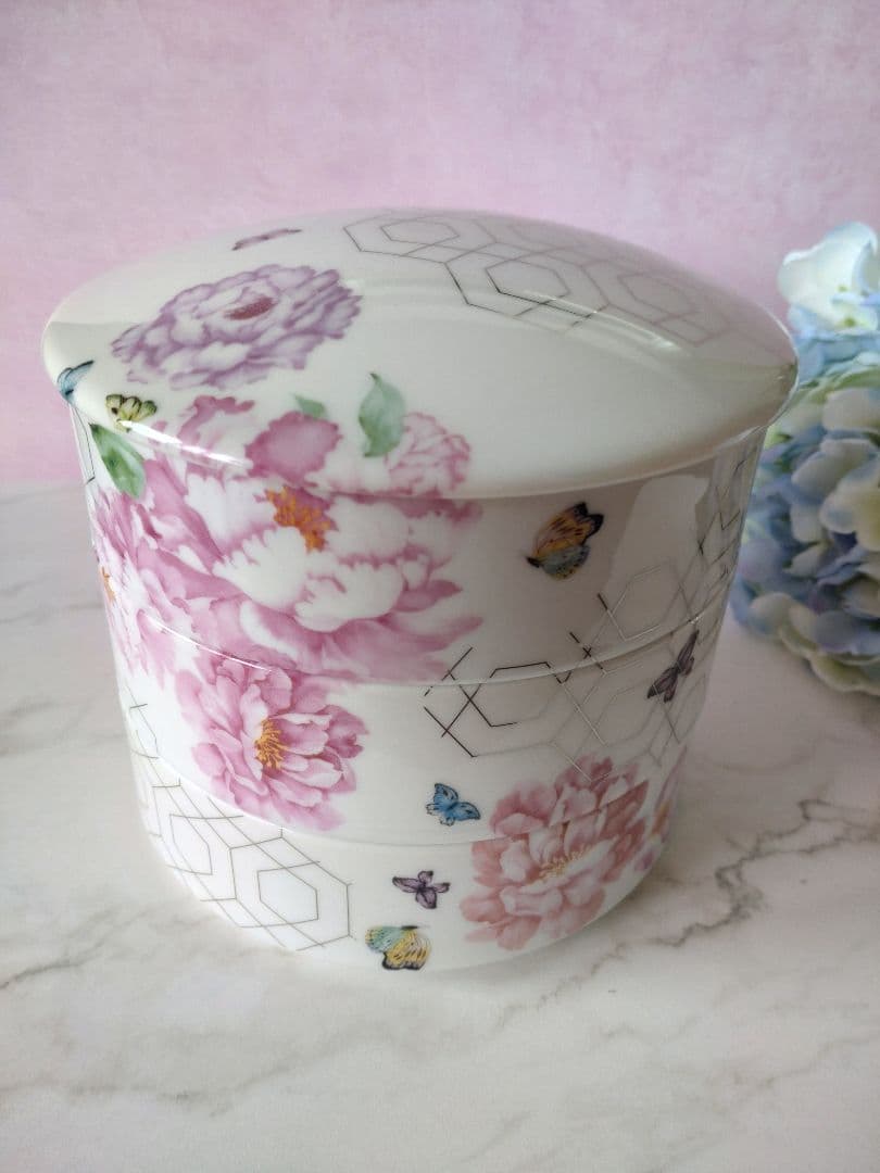 キレイなあのママも使ってる☆ピオニーが高貴で食卓華やぐ三段重