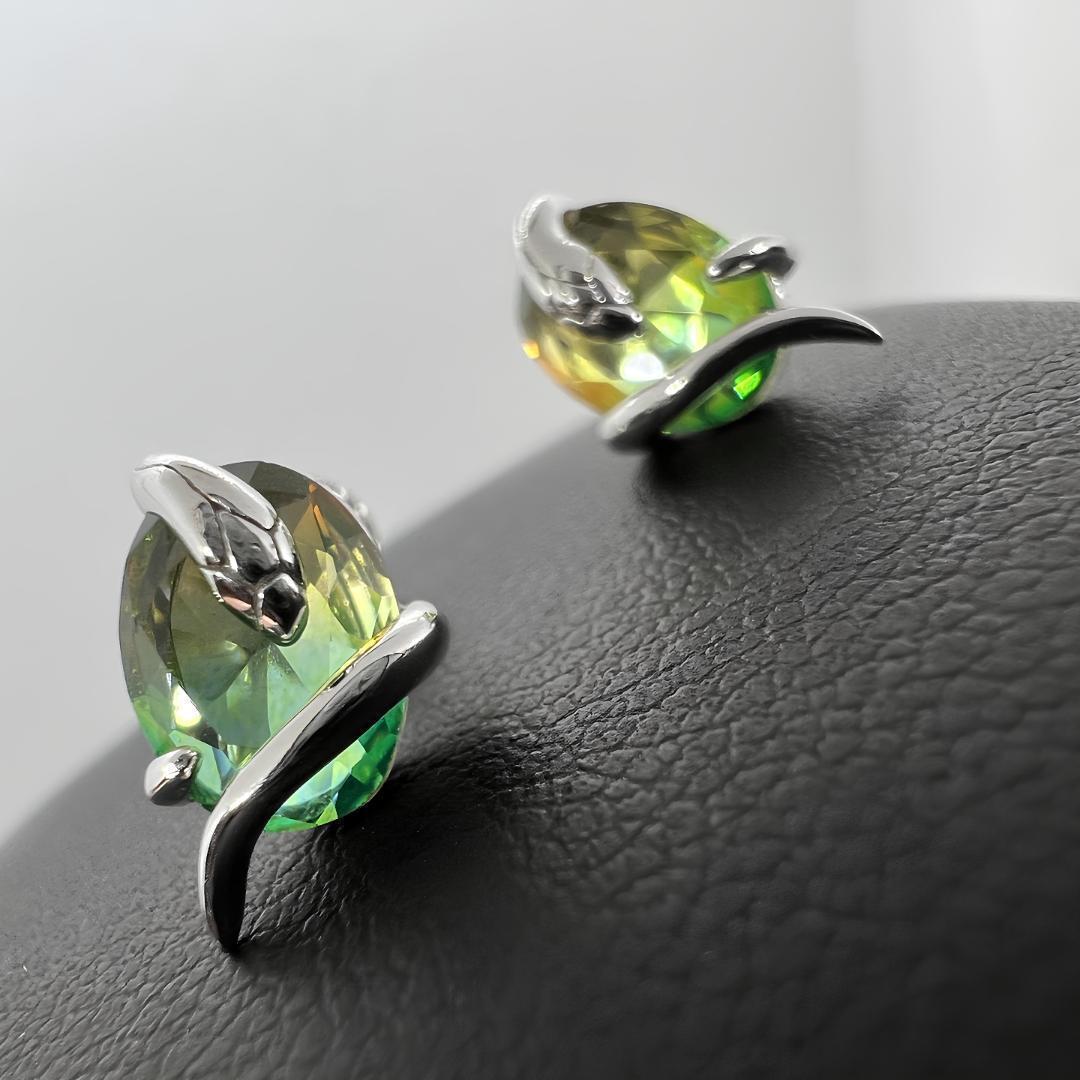 p104/【プラチナ仕上✧】白蛇ピアス　シルバー925　神秘的　開運　スネーク