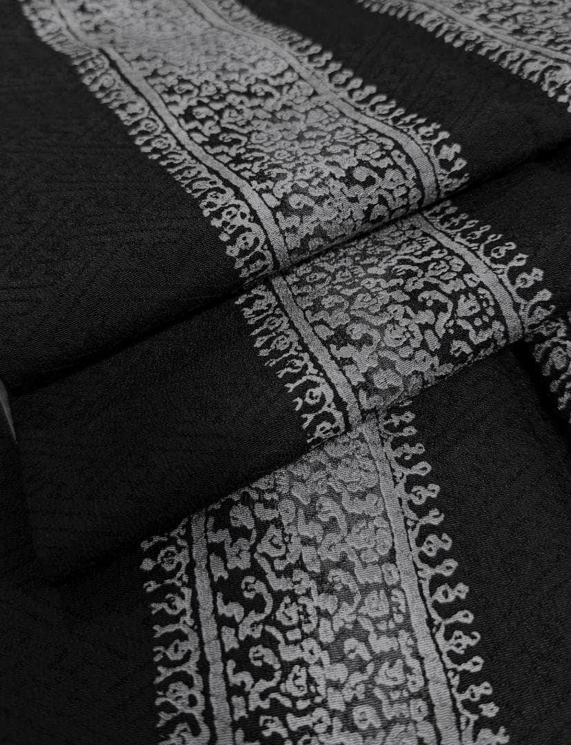 着物９　東レ　こむさでもーど　よろけ縞アラベスク調袷着物　黒　身丈１６７裄丈６７