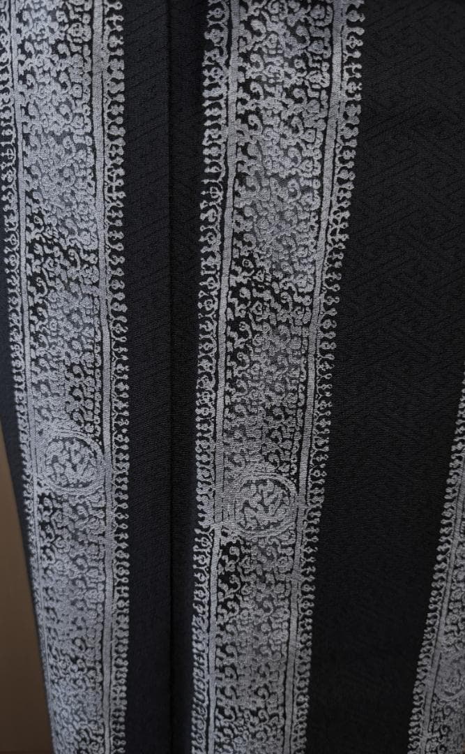 着物９　東レ　こむさでもーど　よろけ縞アラベスク調袷着物　黒　身丈１６７裄丈６７