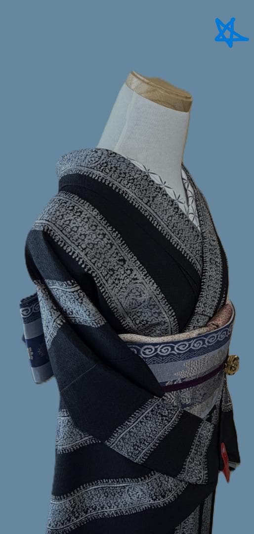 着物９　東レ　こむさでもーど　よろけ縞アラベスク調袷着物　黒　身丈１６７裄丈６７