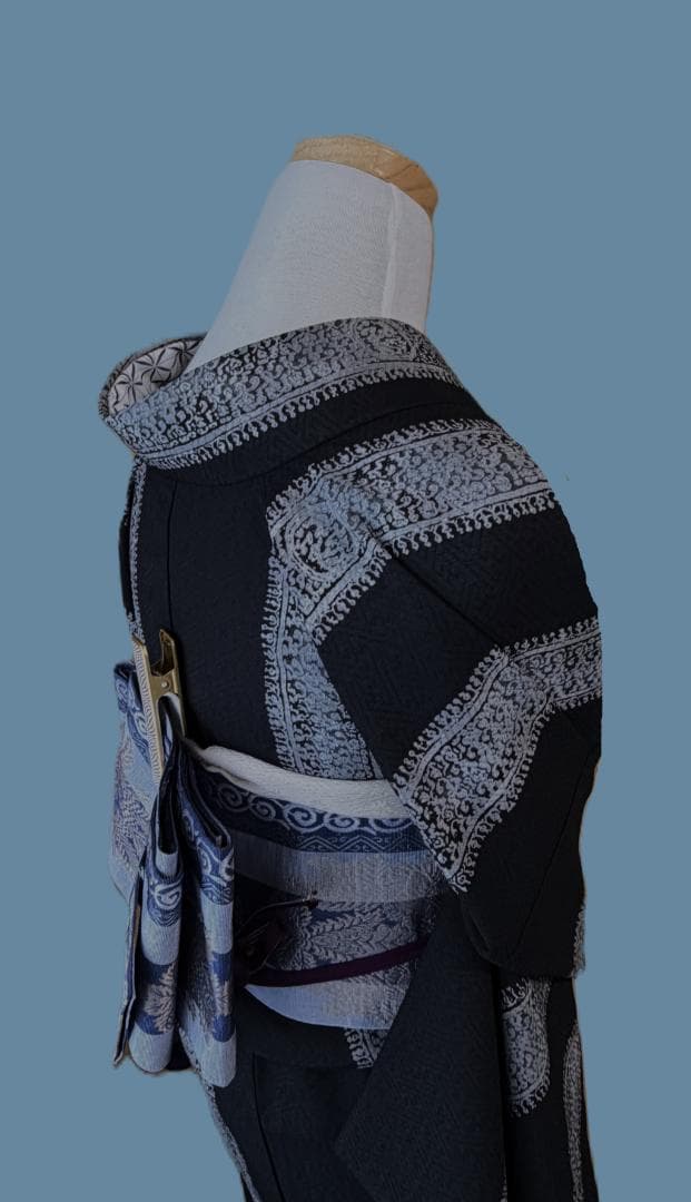 着物９　東レ　こむさでもーど　よろけ縞アラベスク調袷着物　黒　身丈１６７裄丈６７