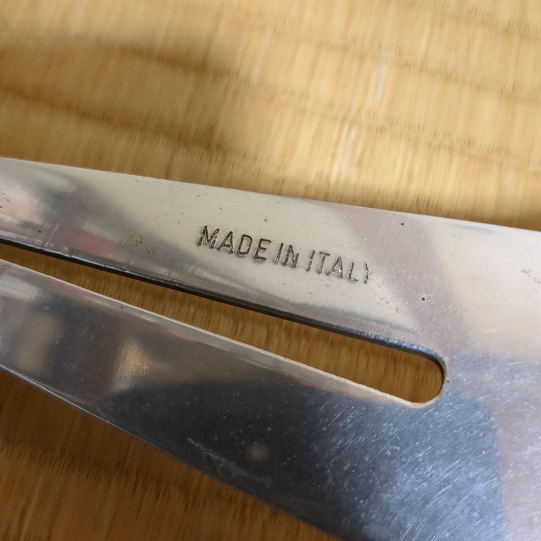 ナルディウッドステアリング、ホーンボタン、取り付けネジ。