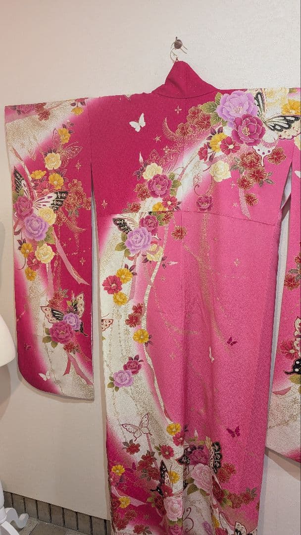 【美品】ピンク地に花や蝶の柄•振袖•Ｌサイズ