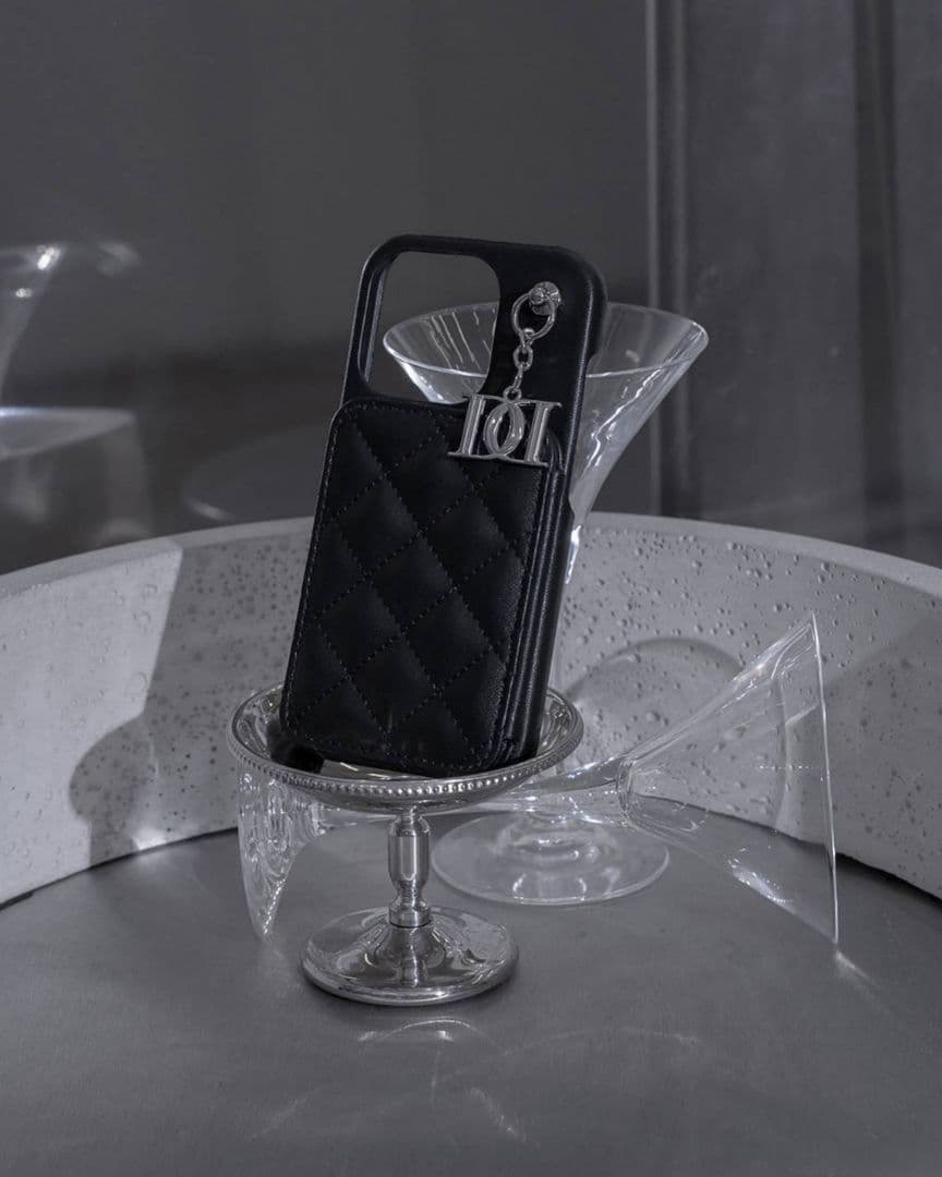 ダーリッチ キルティングミラーDDチャーム iPhoneケース 16pro