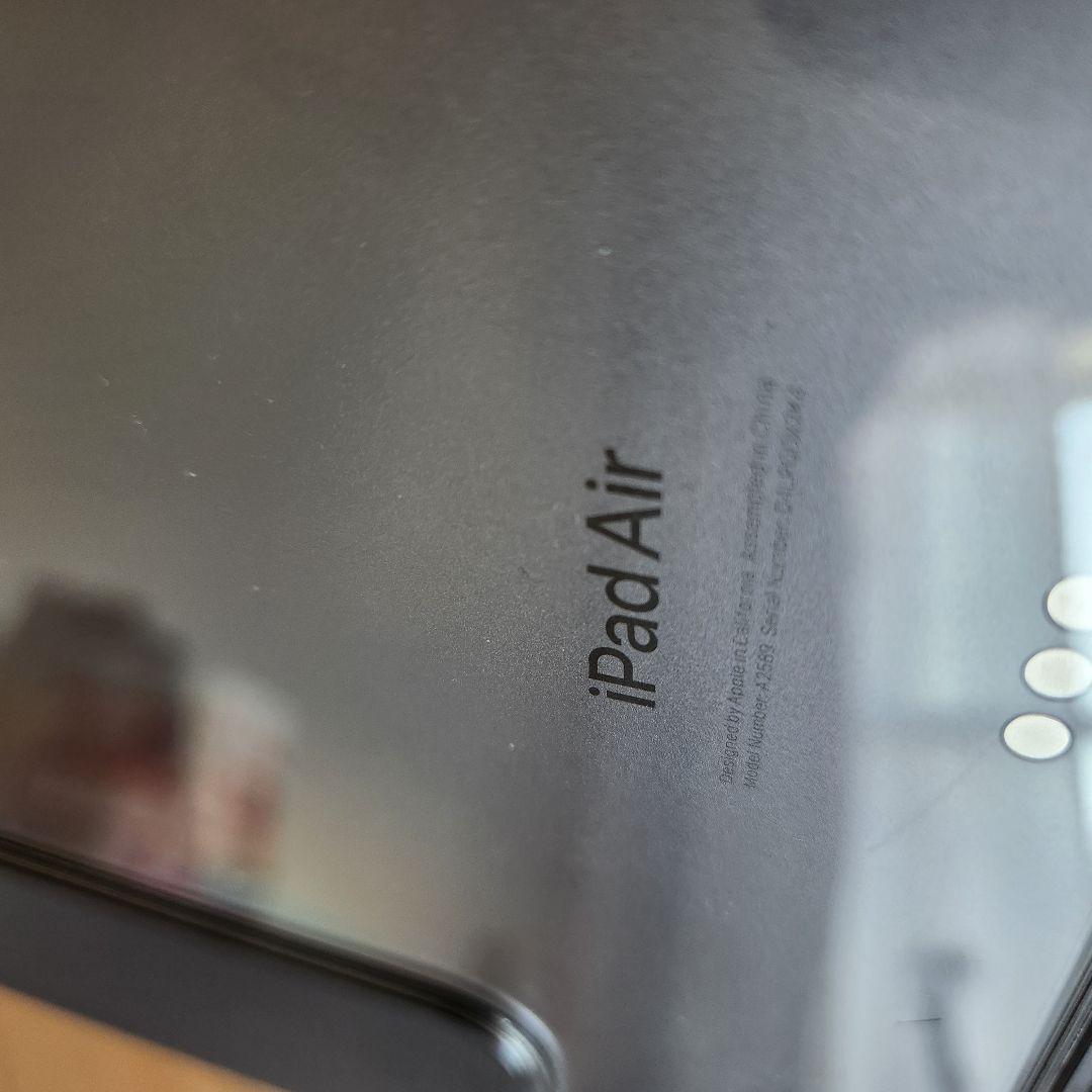 美品 iPad Air A2589 2022年モデル 第5世代 純正ケース付き