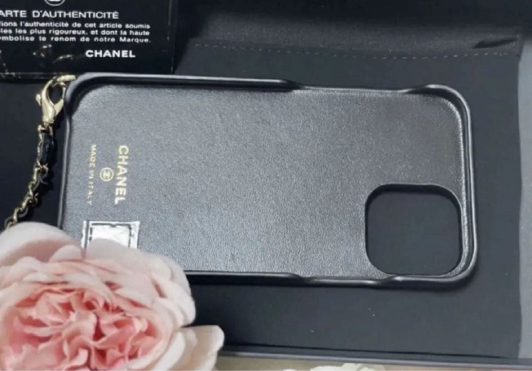 CHANELシャネルiPhone12Proカメリアチェーン付きスマホケースカバー