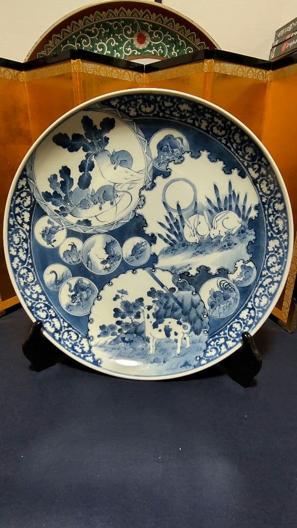 古伊万里　大皿　逆花蛸唐草、十二支文呉須絵大皿です。