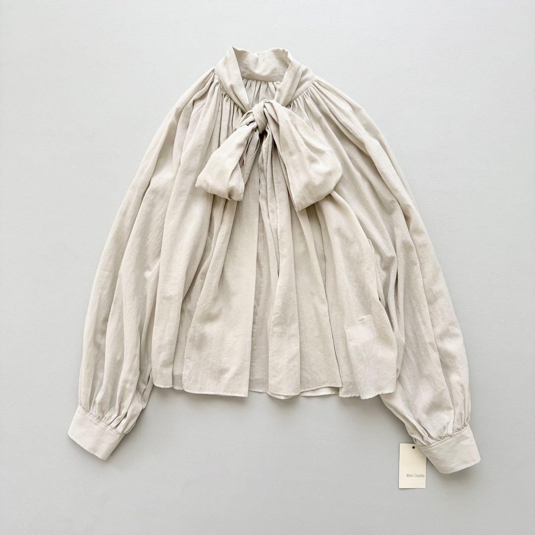 タグ付き　2024 人気　ウィムガゼット　ローンボウタイブラウス　グレージュ