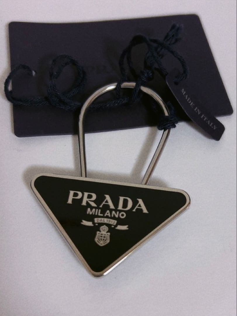 プラダ　PRADA キーホルダー　キーリング　三角ロゴ　未使用品