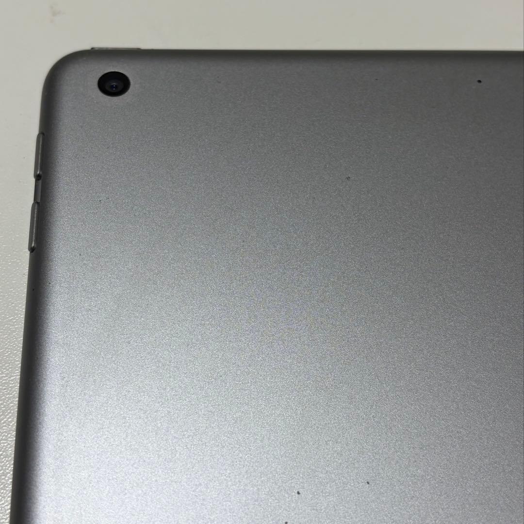 iPad (第6世代) 9.7インチ 128GB シルバー 本体　保護フィルム付