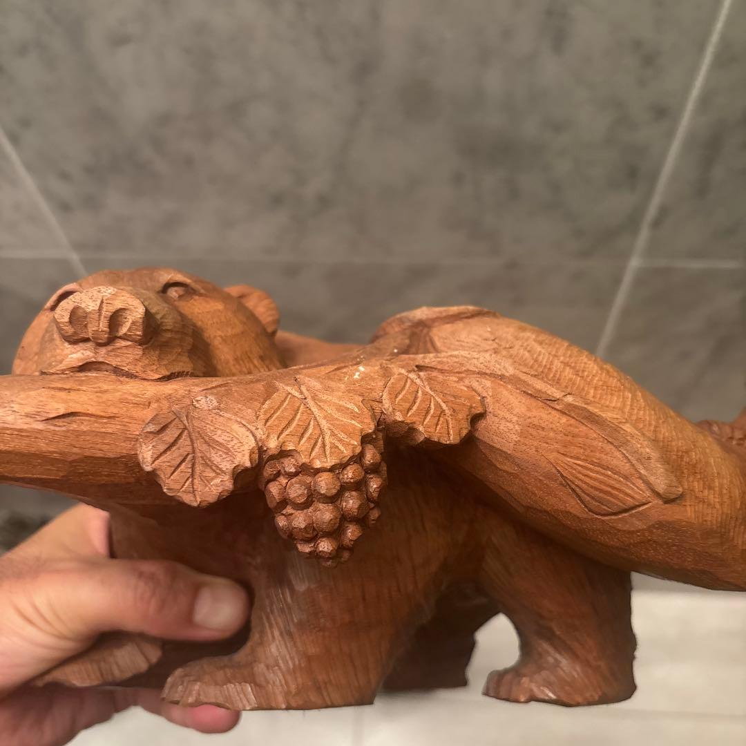 平野幸人 作(琇) 北海道アイヌ伝統民藝　葡萄と鮭をくわえる親子熊の一刀彫り彫刻