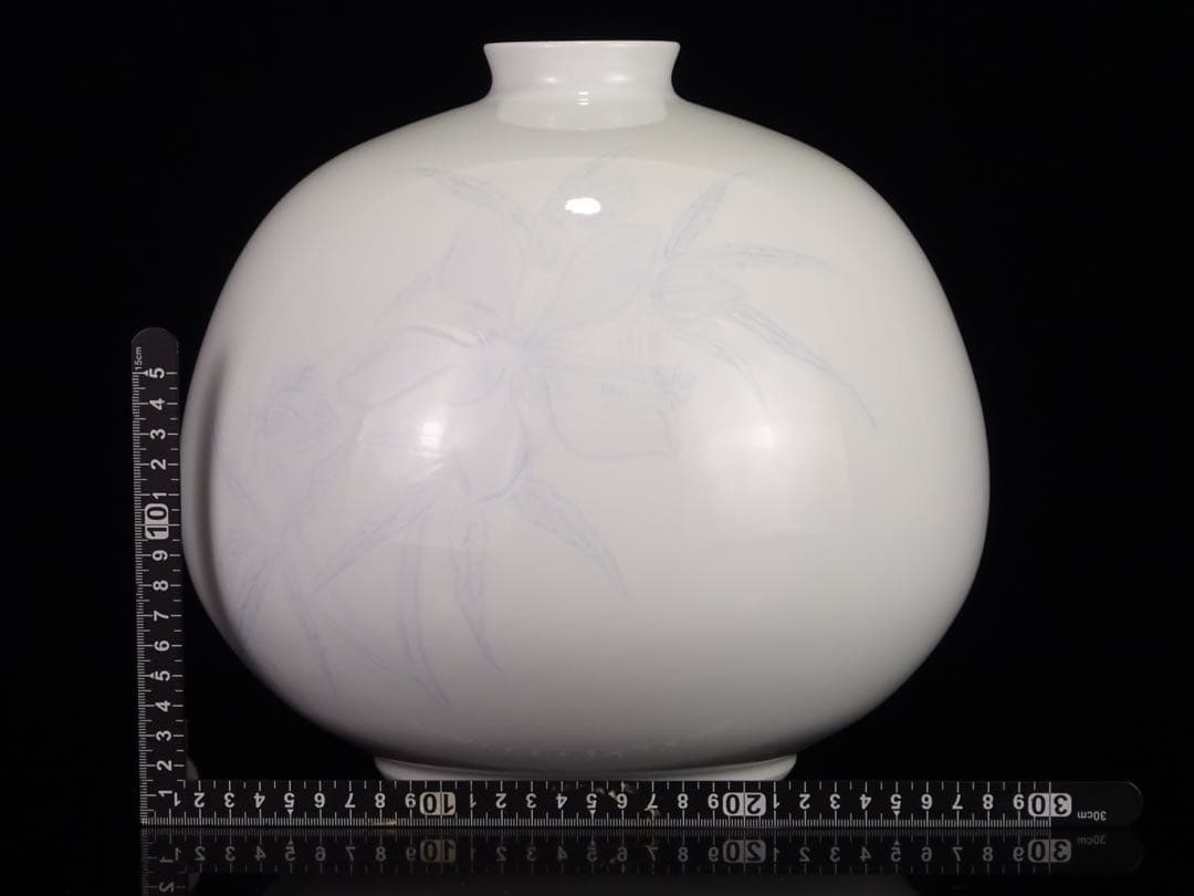 人間国宝　井上萬二　本人作　白磁　染彫　花文　壷　丸壷　花瓶　花器　花入