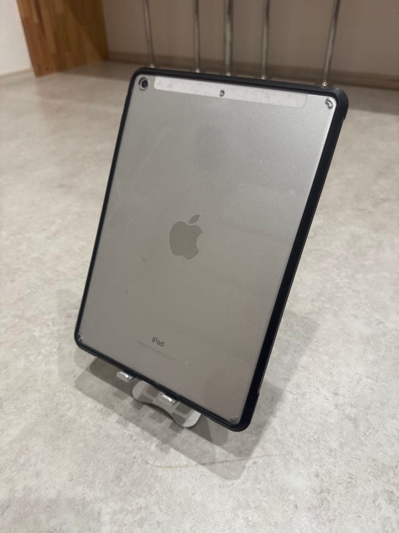 Apple iPad 第6世代 WiFi 32GB シルバー（ケース付き）