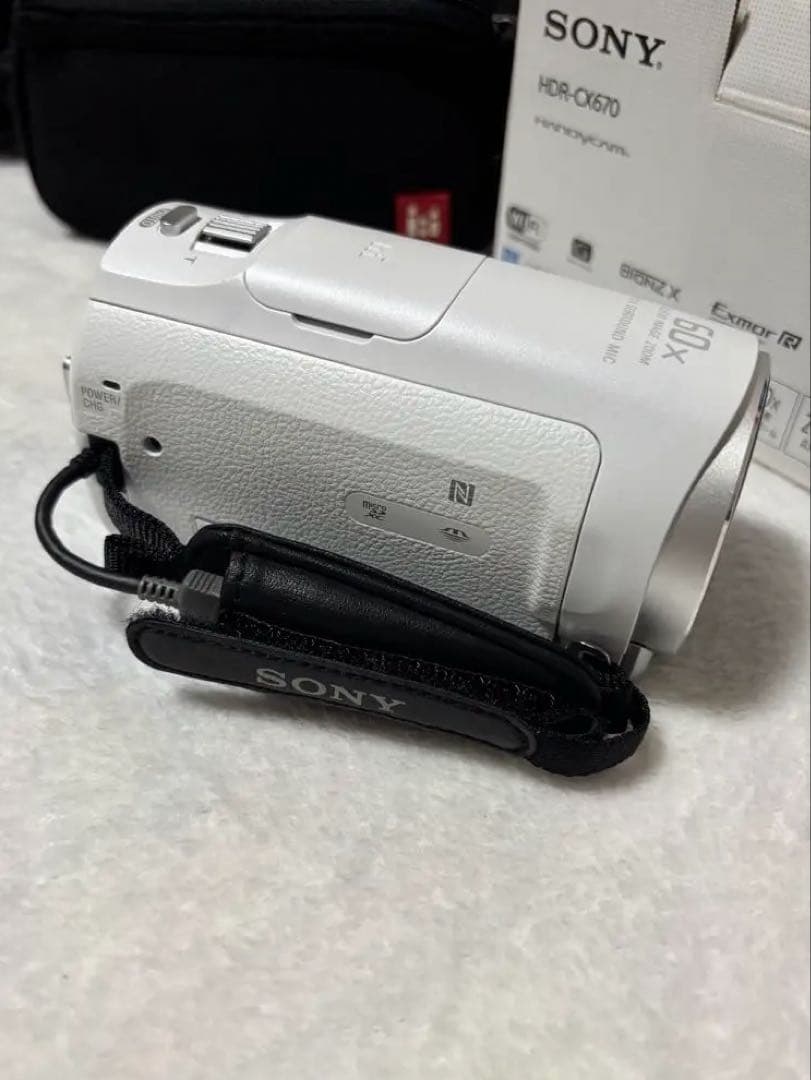 ソニーSONY HDR-CX670 ビデオカメラ　白　バッテリー×2 三脚付