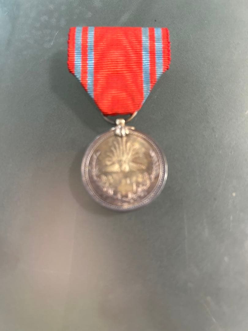 銀色メダル 建物彫刻付き