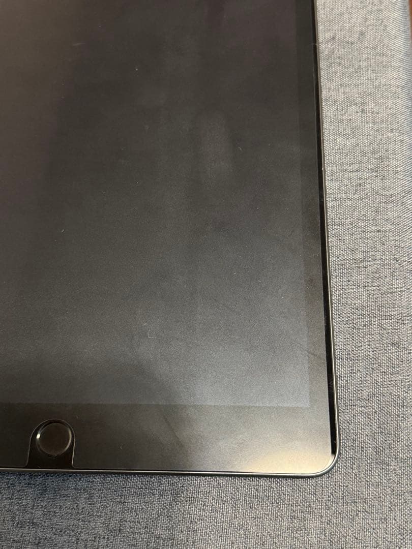 iPad 第9世代 wi-fiモデル 64GB 本体と充電ケーブル　フィルム付き