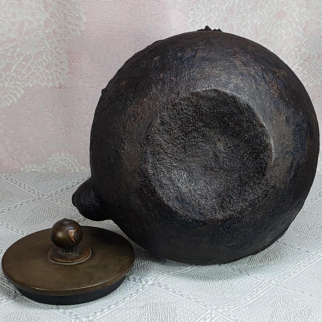 ◆『亀文堂 日本梅泉 岩柳葦蟹図平丸鉄瓶』◆検）龍文堂 金寿堂 安之介 光玉堂