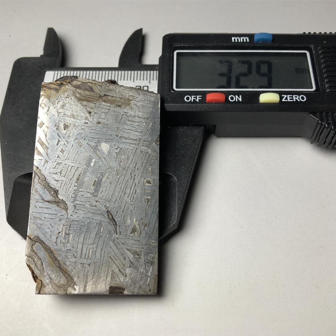 アルタイ隕石 鉄隕石　外皮付き隕石　エンドカット　原石　重さ約131ｇ