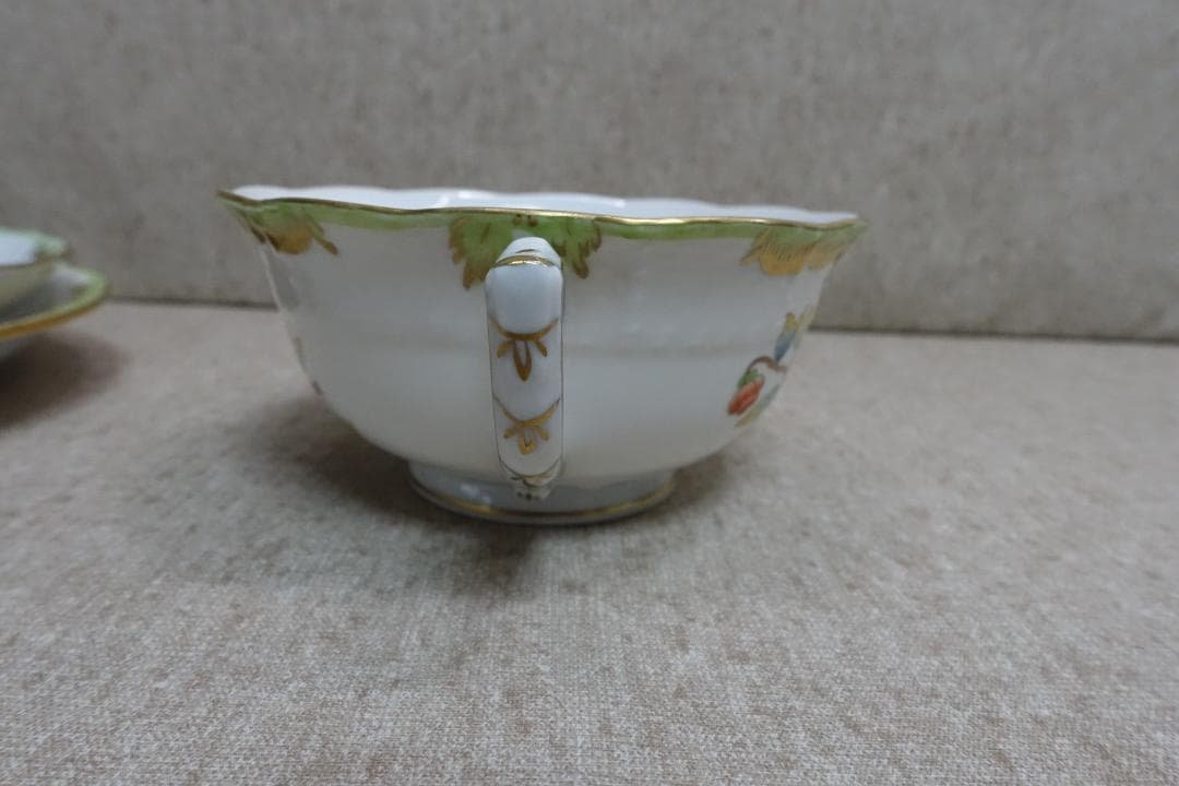 訳あり！ヘレンドヴィクトリア ティーカップ、ソーサー２枚