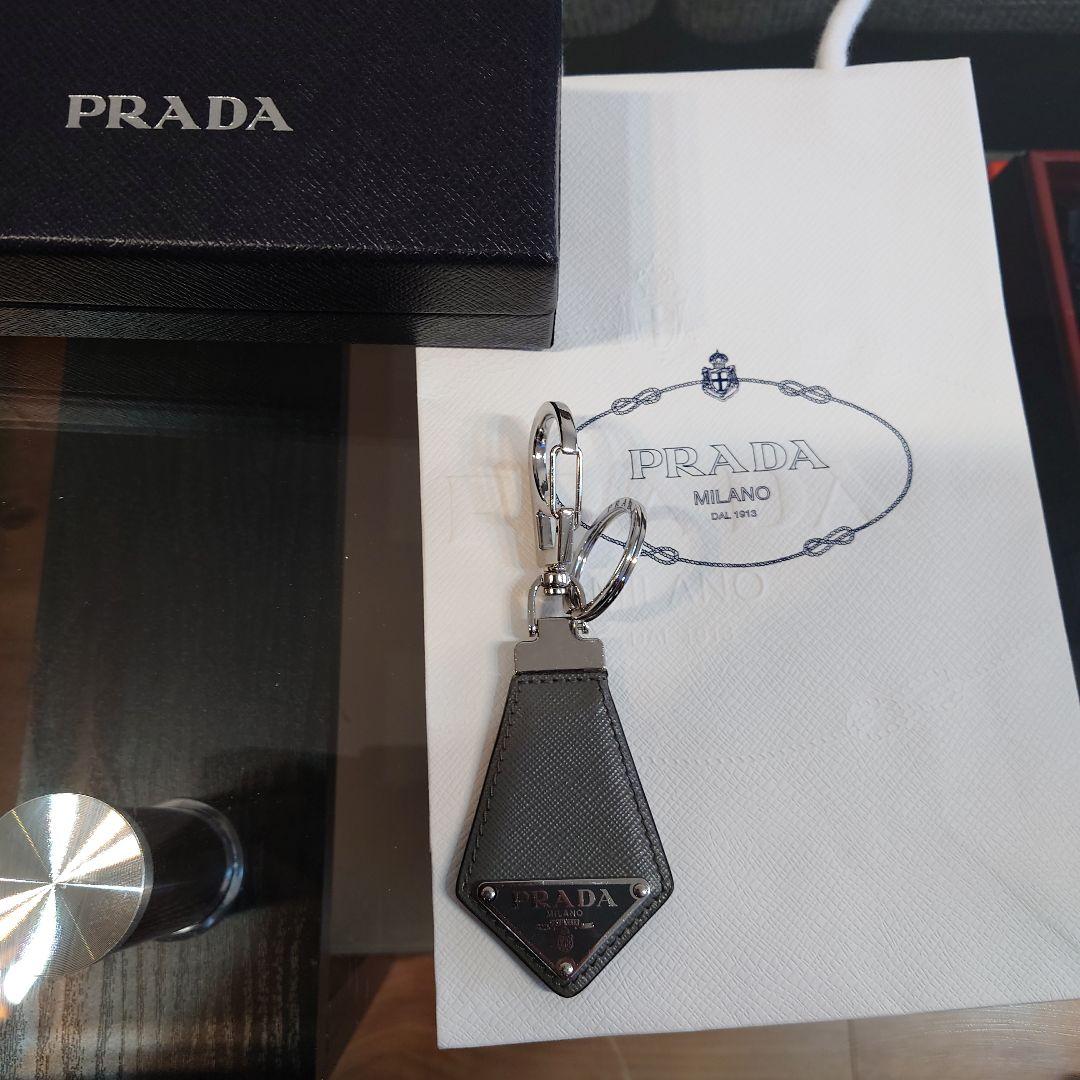 PRADA キーリング 三角ロゴ サフィアーノ