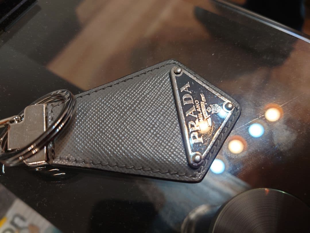PRADA キーリング 三角ロゴ サフィアーノ