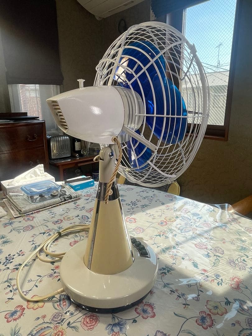 DarkBlue の涼しげな羽根/ランプも光る！ 暑夏をecoに乗切る東芝扇風機