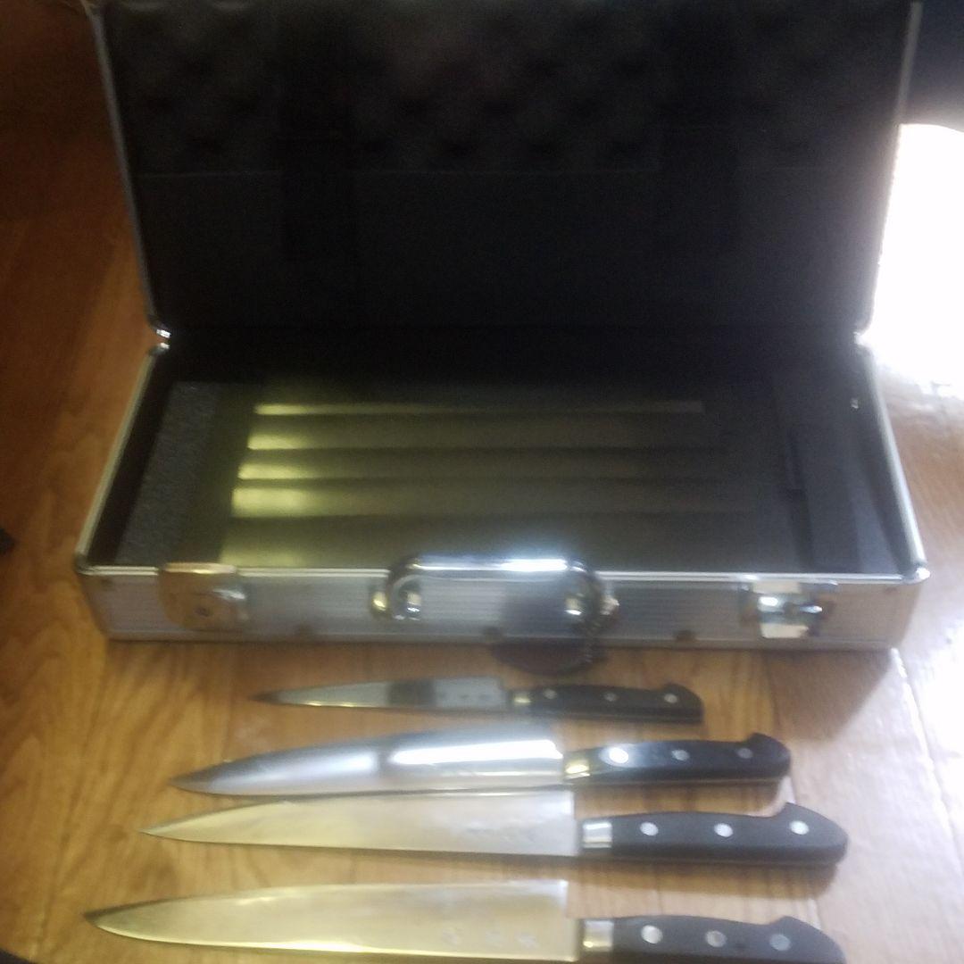 包丁ケースと包丁４本です。