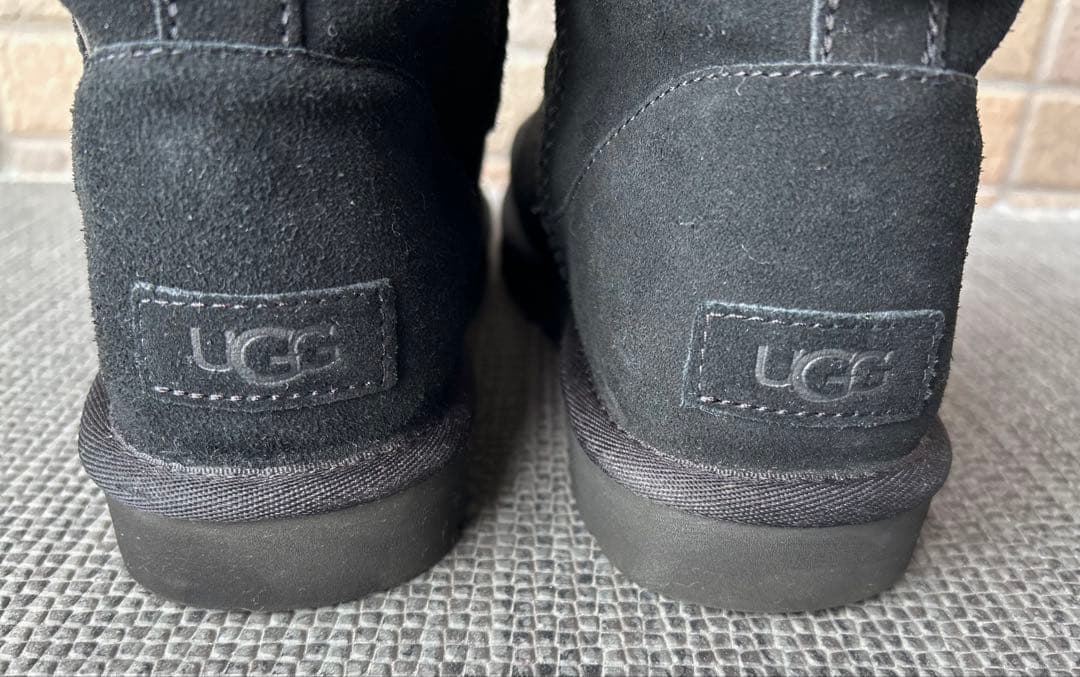 専用　美品 UGG クラシックミニ ラバーロゴ 25 アグ ブーツ ブラック 黒