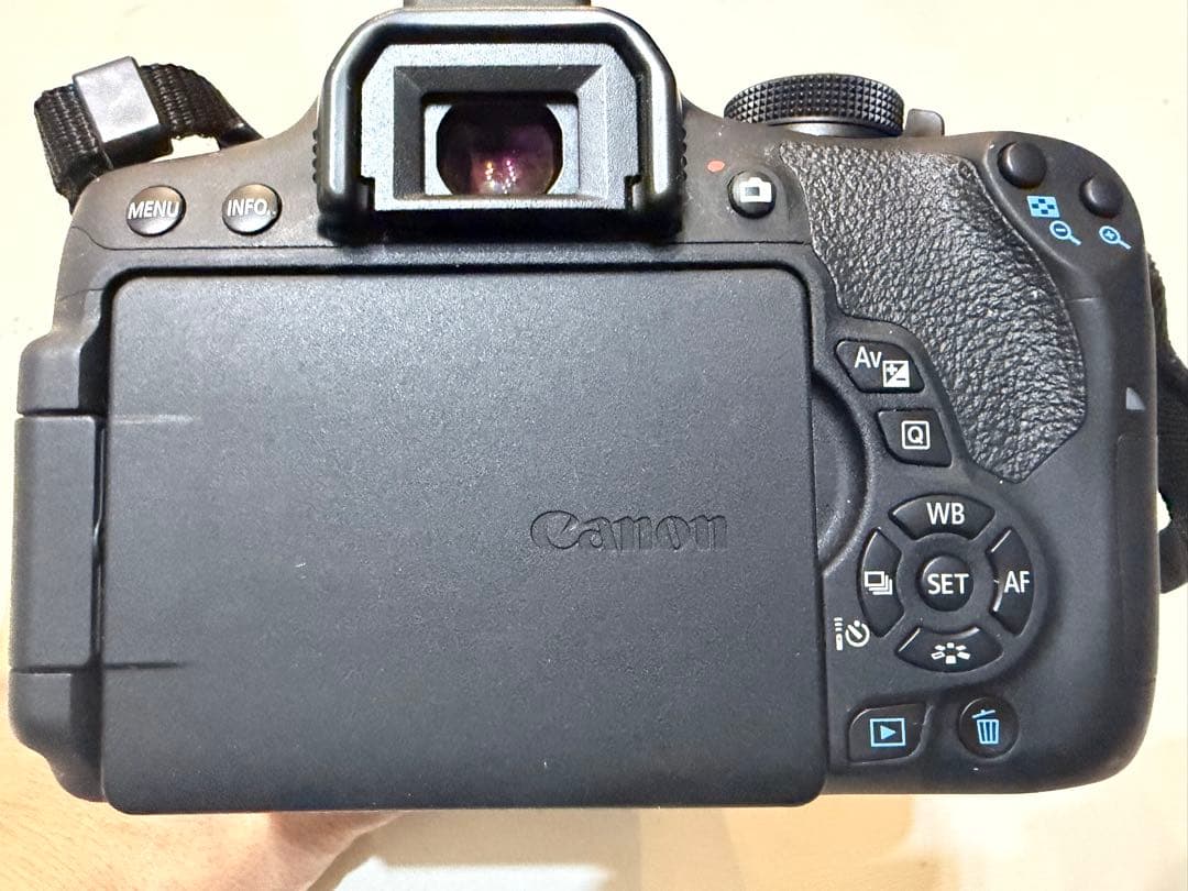 【美品】Canon EOS Kiss X8i デジタル一眼レフ レンズキット