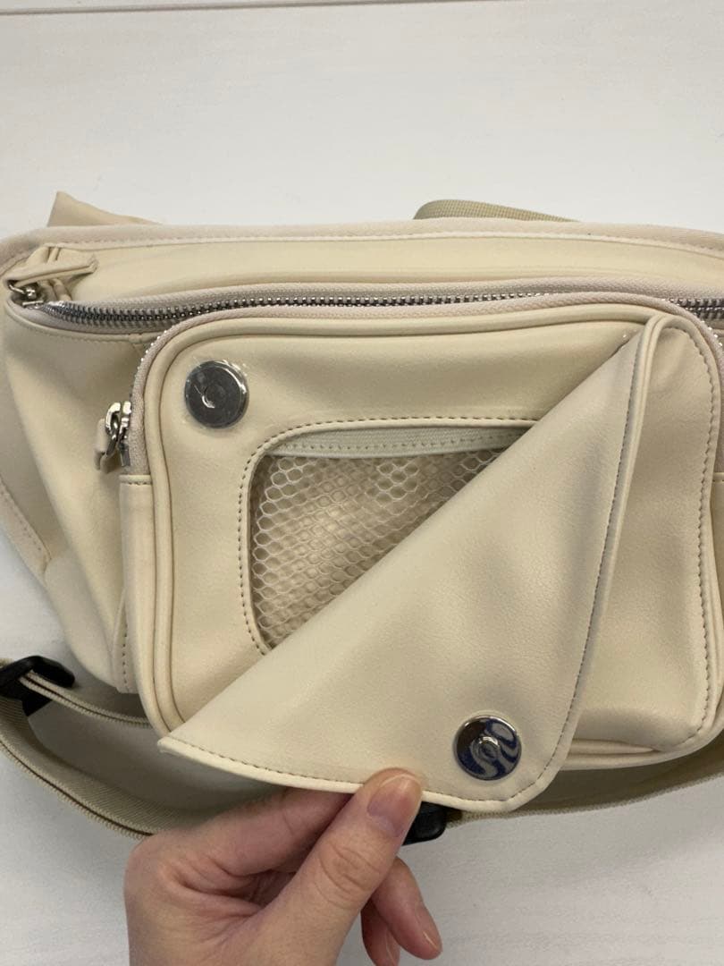 ヒップシート　ショルダーバッグ型　アイボリー　新品　セカンド抱っこ紐