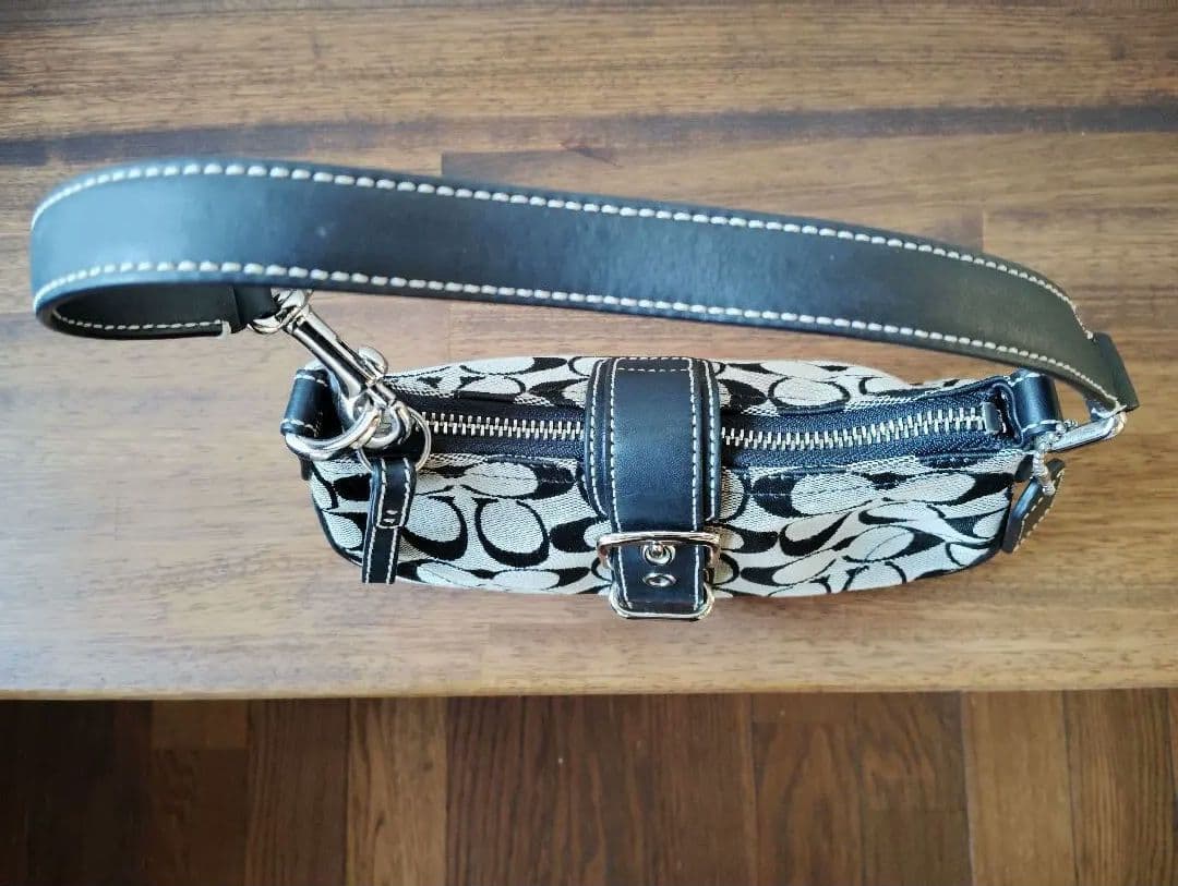 美品　人気　コーチ　シグネチャー　ワンショルダーバッグ　ブラック　保護袋付き